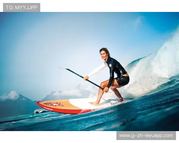 冲浪选手与海浪合影成艺术展览参展作品