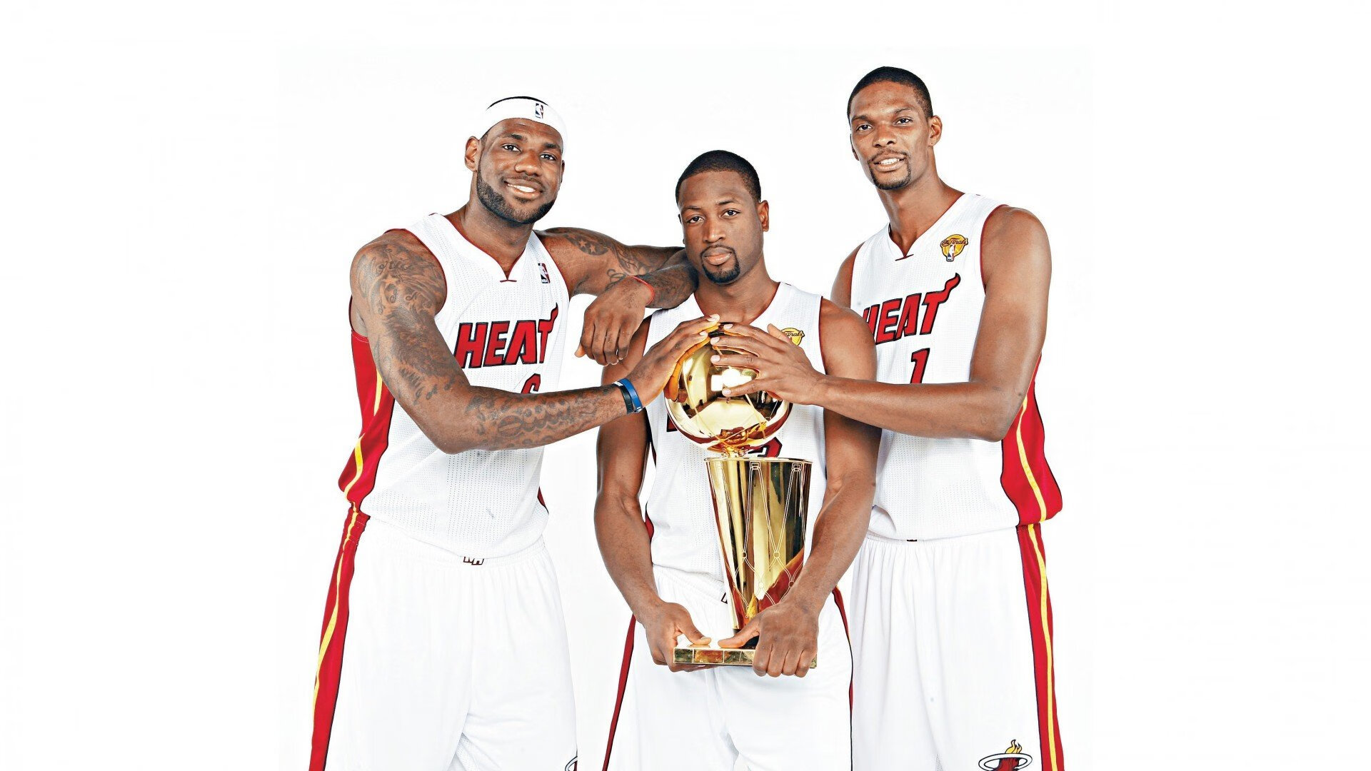 世界杯：韩国与沙特球迷在场外互相交换国旗徽章 成友好互动典范